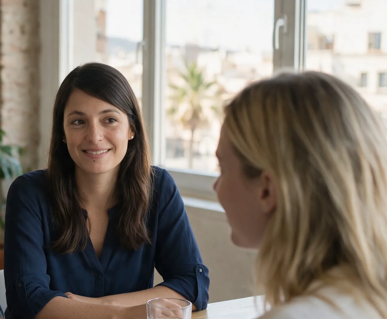 Chloé Jacques escuchando a una founder en una reunión de trabajo